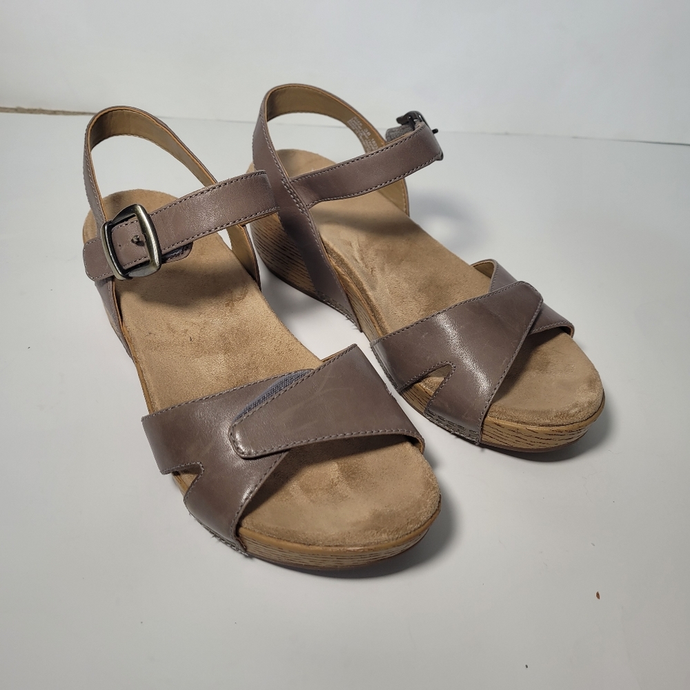 Dansko Size 38 Sonnet brown sandals